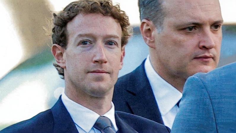 CEO da Meta Platforms, Mark Zuckerberg, chega ao tribunal para depor em julgamento que acusa a Meta e o YouTube de prejudicarem a saúde mental de crianças, em Los Angeles, Califórnia, EUA 18 de fevereiro de 2026 REUTERS/Mike Blake