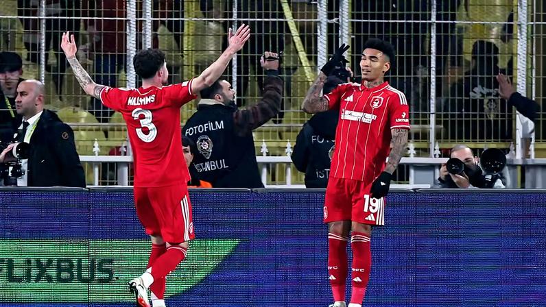 Igor Jesus comemora gol do Nottingham Forest sobre o Fenerbahçe — Foto: Reuters