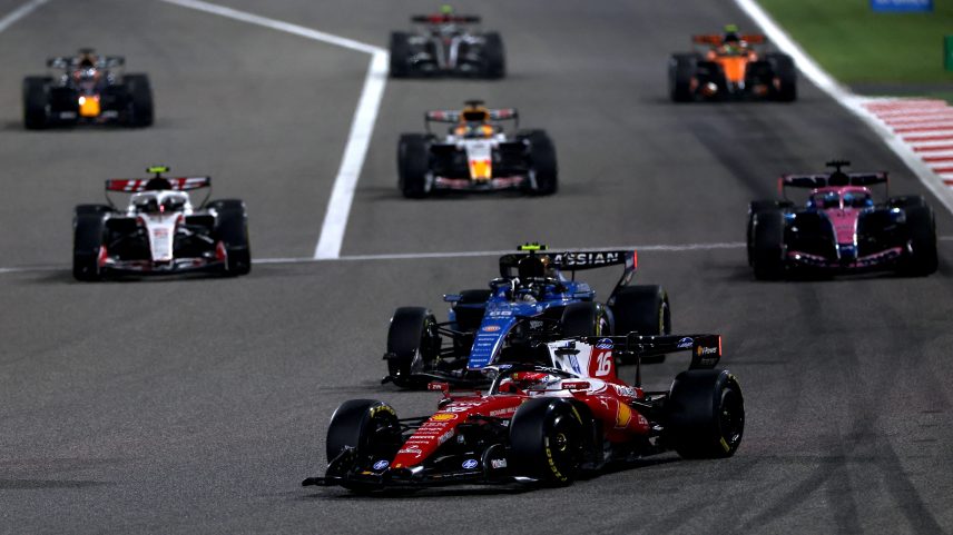 Charles Leclerc durante teste de largada na pré-temporada da F1, no Bahrein — Foto: Hamad I Mohammed/Reuters