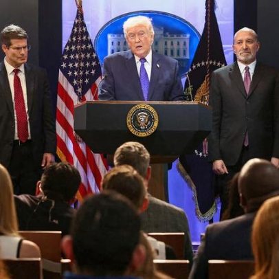 Trump anuncia tarifa global de 10% após derrubada de taxas pela Suprema Corte