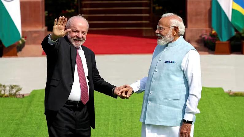 O presidente Lula ao lado do primeiro-ministro da Índia, Narendra Modi, em 21 de fevereiro de 2026 — Foto: REUTERS/Adnan Abidi