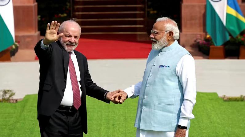 O presidente Lula ao lado do primeiro-ministro da Índia, Narendra Modi, em 21 de fevereiro de 2026 — Foto: REUTERS/Adnan Abidi