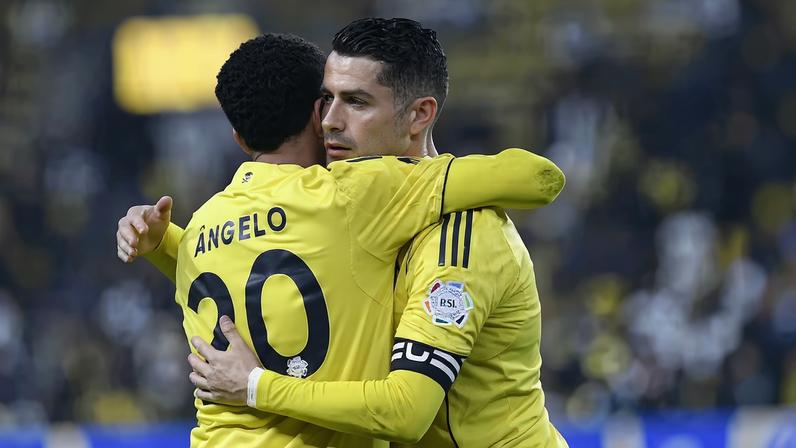 Cristiano Ronaldo e Ângelo comemoram um dos gols da vitória do Al-Nassr sobre o Al-Hazem — Foto: Reuters