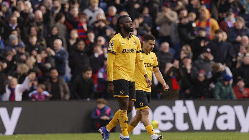 Tolu Arokodare (centro), do Wolverhampton, lamenta o pênalti perdido contra o Crystal Palace — Foto: Reuters/Andrew Couldridge