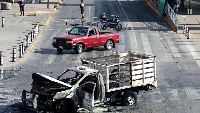Carros usados em barricada do tráfico de drogas em Guadalajara, no México, após morte de líder de cartel — Foto: REUTERS/Michelle Freyria