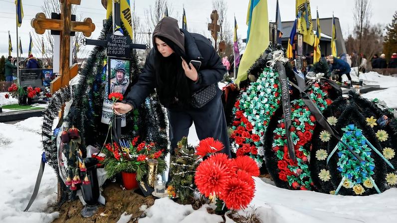 Pessoas se reúnem na cidade ucraniana de Bucha para marcar 4º aniversário da invasão russa 24/2/2026 REUTERS/Alina Smutko