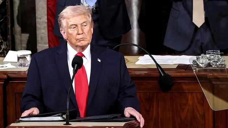 O presidente dos EUA, Donald Trump, faz o discurso do Estado da União no plenário da Câmara do Capitólio dos Estados Unidos — Foto: Kevin Lamarque/Reuters