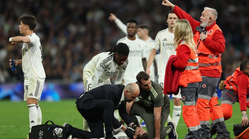 Asencio foi retirado de campo de maca após choque com Tchouaméni — Foto: Reuters