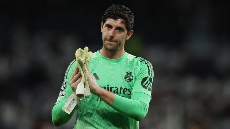 Courtois aplaude torcida do Real Madrid após classificação contra o Benfica — Foto: REUTERS/Violeta Santos Moura