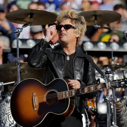 Green Day não faz declaração política durante abertura do Super Bowl 2026
