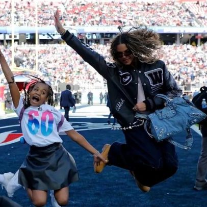 Blue Ivy e Rumi aparecem crescidas ao lado do pai no Super Bowl 2026