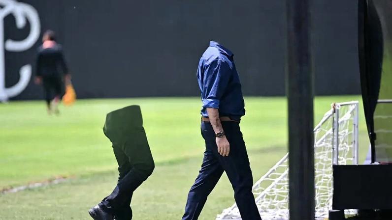 Presidente do Corinthians, Omar Stabile, ao lado do executivo de futebol do clube, Marcelo paz. (Foto: Eduardo Carmim/Photo Premium/Gazeta Press)