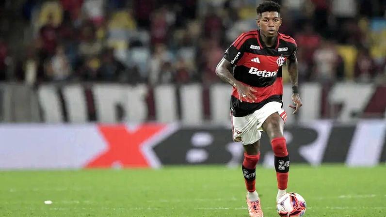 Vitão fez seu primeiro jogo com a camisa do Flamengo (Foto: Thiago Ribeiro/ Agif/Gazeta Press)
