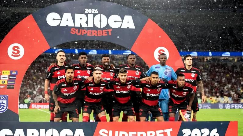 Time do Flamengo perfilado antes do duelo com o Fluminense (Foto: DELMIRO DOS SANTOS JUNIOR/MOCHILA PRESS/GazetaPress)