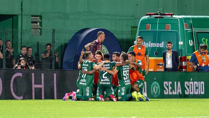 Chapecoense venceu o Santos nesta quarta-feira (28), na Arena Condá. (Foto: Gilson Freitas/Agência F8/Gazeta Press)