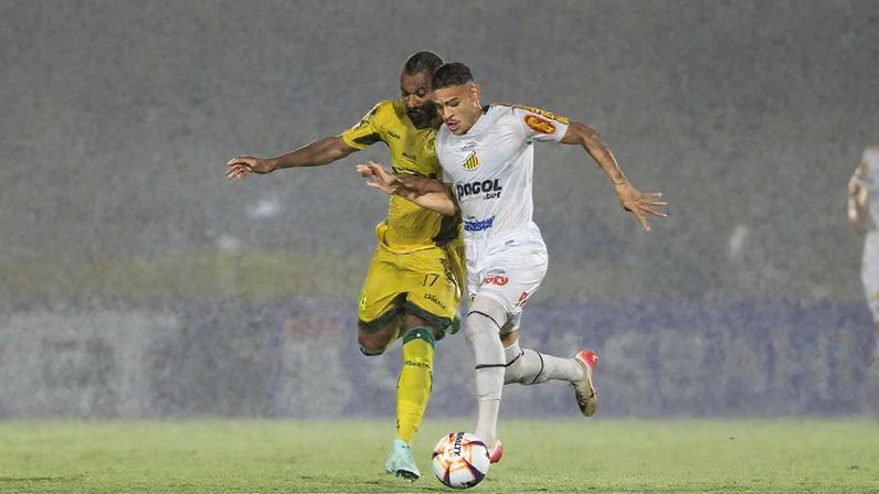 Disputa de bola na partida entre Mirassol x Novorizontino. ( Foto: Rainier Moura/Gazeta Press)