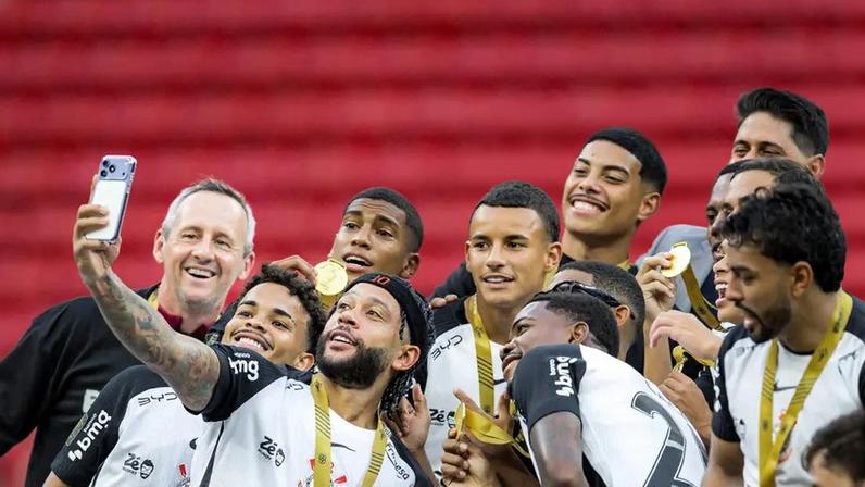 Jogadores do Corinthians após título em cima do Flamengo (Foto: (Foto: Diogo Neves De Carvalho/W9 PRESS/Gazeta Press)