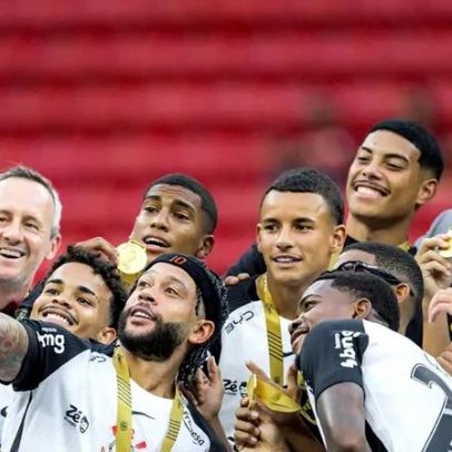 Meia do Corinthians viraliza em live ao dizer que não tem dinheiro
