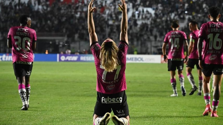 Claudio Spinelli comemora gol marcado contra o Vasco na Sul-Americana de 2025 (Foto: ALEXANDRE BRUM/AGENCIA ENQUADRAR)