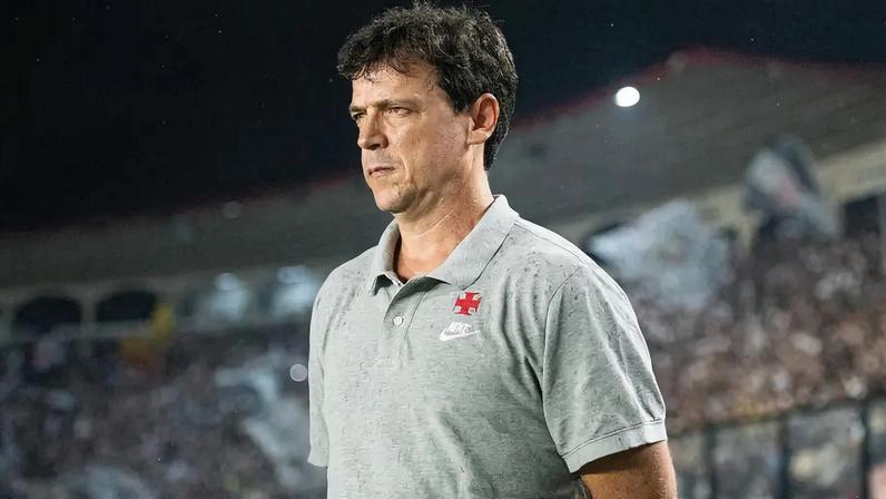 Fernando Diniz conversa com Nuno Moreira durante treino do Vasco (Foto: Matheus Lima / Vasco)