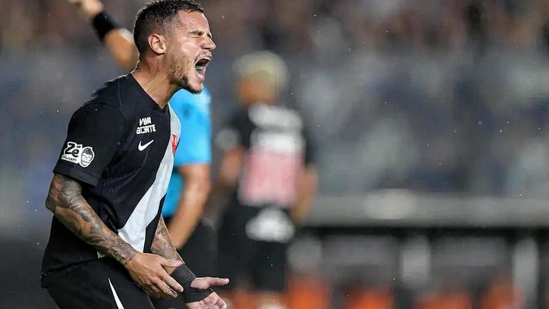 Coutinho lamenta oportunidade perdida contra a Chapecoense (Foto: Thiago Ribeiro/ Agif/Gazeta Press)