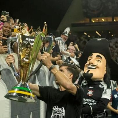 Corinthians provoca Flamengo ao exibir taça da Supercopa Rei