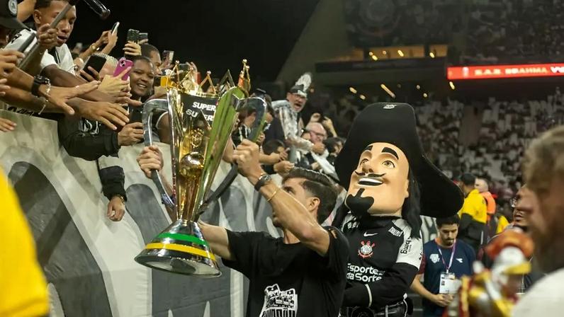 Gabriel Paulisa entre os torcedores com a taça da Supercopa Rei (Foto: Jefferson José/RP Fotopress/Gazeta Press)