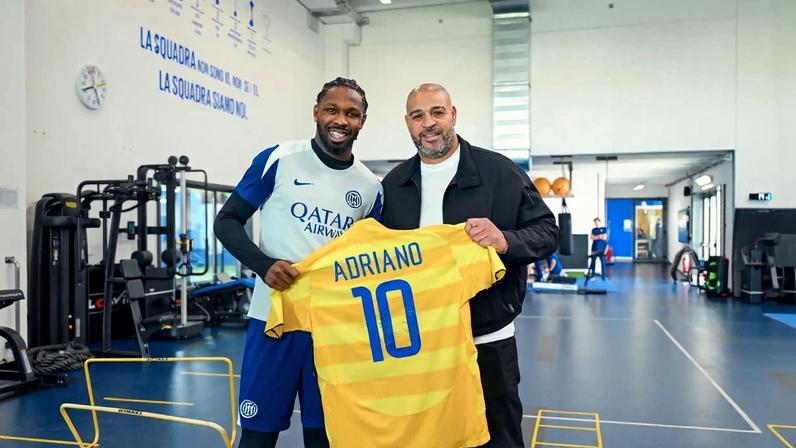 Marcus Thuram recebe uma camisa da Inter de Milão autografada por Adriano Imperador — Foto: Twitter/Inter de Milão