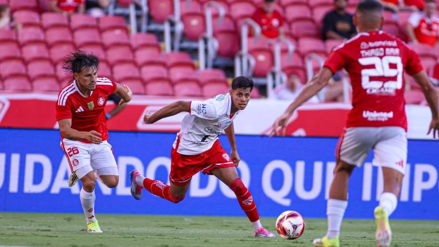 Lucas Hian, do São Luiz, tenta vencer marcação de Bernabei