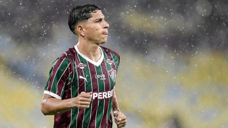 Savarino com a camisa do Fluminense (Foto: Thiago Ribeiro/Agif/Gazeta Press)