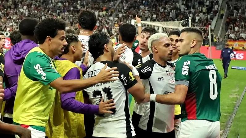 Jogadores de Corinthians e Palmeiras durante confusão generalizada (Foto: ESDRAS MARTINS/Mochila Press/Gazeta Press)