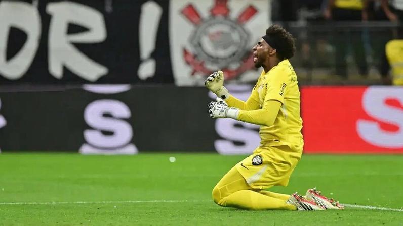 Hugo Souza defendeu cobrança de pênalti (Foto: Eduardo Carmim/Photo Premium/Gazeta Press)