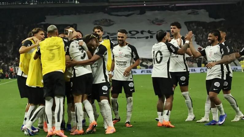 Elenco do Corinthians comemorando vitória na Neo Química Arena (Foto: ESDRAS MARTINS/Mochila Press/Gazeta Press)