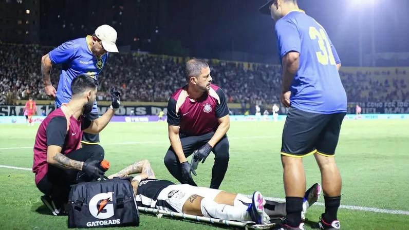 Yuri Alberto deixou o campo lesionado (Foto: Ariston Tavares/Pera Photo Press/Gazeta Press)