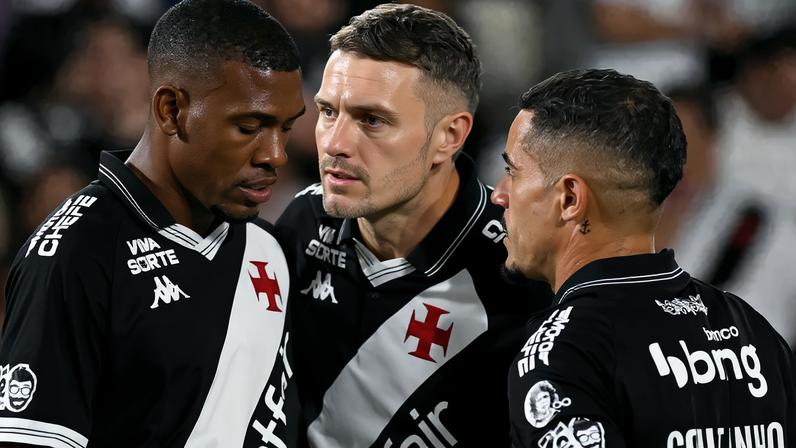 Rayan, Vegetti e Coutinho conversam na partida entre Vasco e Fluminense pela Copa do Brasil 2025 (Foto: André Fabiano/Código19/Gazeta Press)