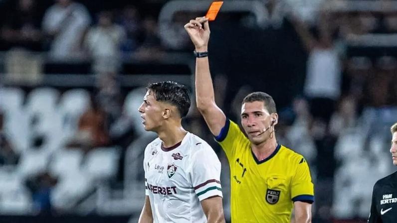 Bernal foi expulso em Vasco x Fluminense no começo do segundo tempo (Foto: Affonso Andrade/Agência F8/Gazeta Press)