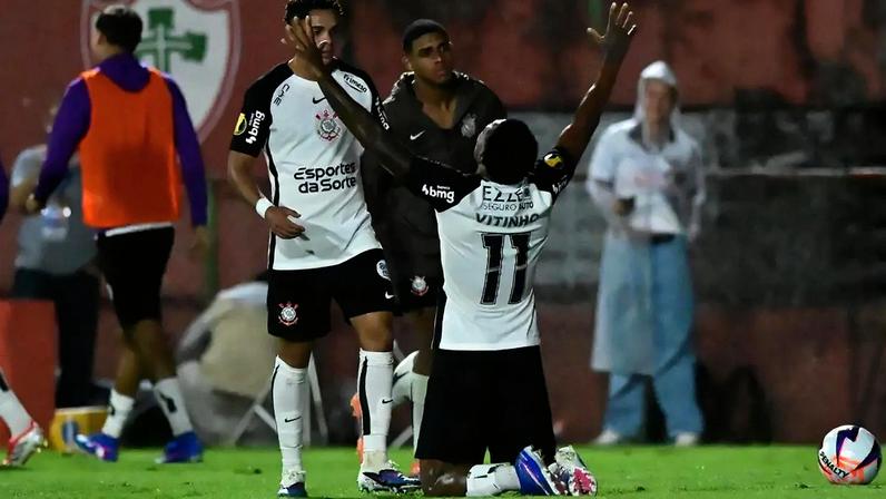 Vitinho comemora gol de empate contra a Portuguesa (Foto: Eduardo Carmim/Photo Premium/Gazeta Press)