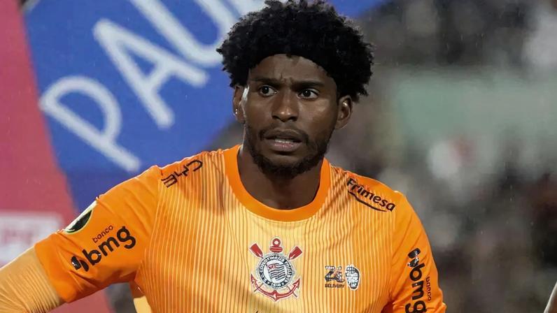 Hugo Souza foi ofendido ao término do jogo (Foto: Theo Daolio/Mochila Press/Gazeta Press)
