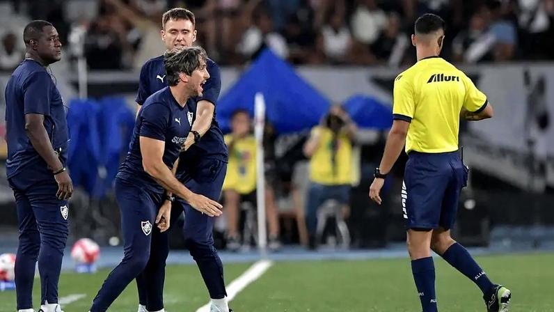 Zubeldía reclama com arbitragem em Vasco x Fluminense (Foto: Thiago Ribeiro/ Agif/Gazeta Press)