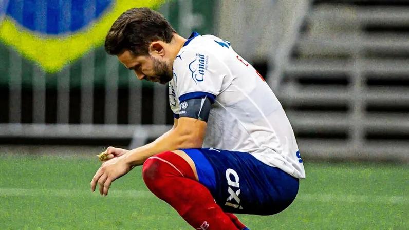 Everton Ribeiro lamentando a queda do Bahia na Libertadores (Foto: Ednei Cunha/Código 19/Gazeta Press)