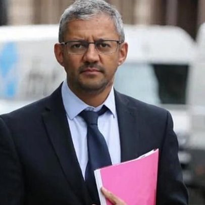 Médico do NHS excluído por circuncisão mal feita ainda opera