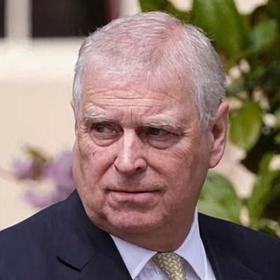 Mulher pede desculpas aos advogados do rei por envio ao encontro com Andrew
