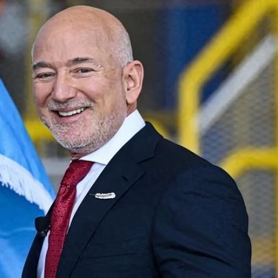 Amazon mira gasto de US$ 200 bilhões em um ano, dia após saída de Bezos do Washington Post