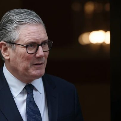 Starmer pressiona manter manifesto após atraso no salário mínimo juvenil