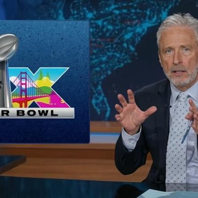 Jon Stewart critica reação MAGA ao show de Bad Bunny no Super Bowl