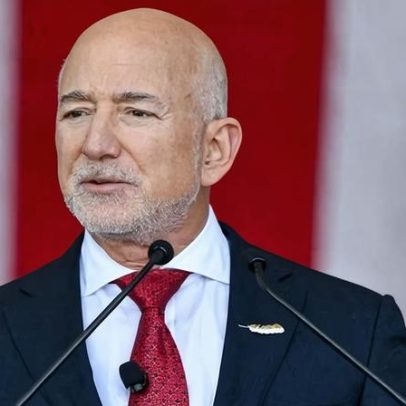 Jeff Bezos permanece em silêncio enquanto funcionários se preparam para cortes