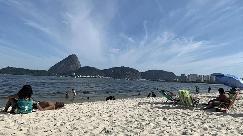 Movimentação de banhistas na Praia do Flamengo, na zona sul do Rio de Janeiro