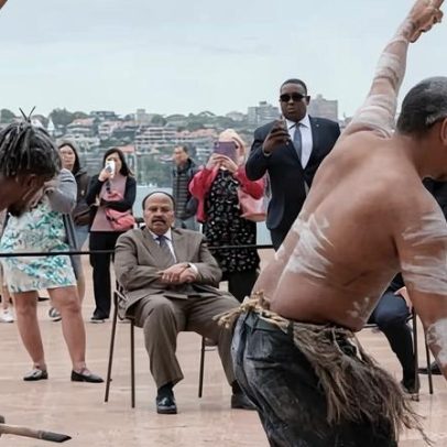 Nos EUA, o tecido social começa a ruir; a Austrália: palavras moldam o mundo