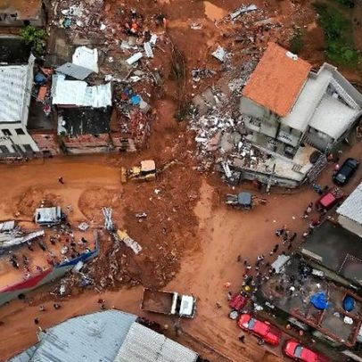 Enchentes em Minas soterram Zema
