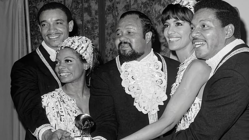 LaMonte McLemore, left, with fellow 5th Dimension members Florence LaRue, Ron Townson, Marilyn McCoo and Billy Davis Jr, pose with their Grammy award in 1968.